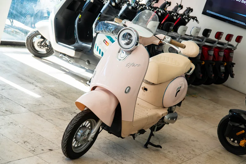 Ofero Magical 3 shown in pink and cream in an original showroom photo